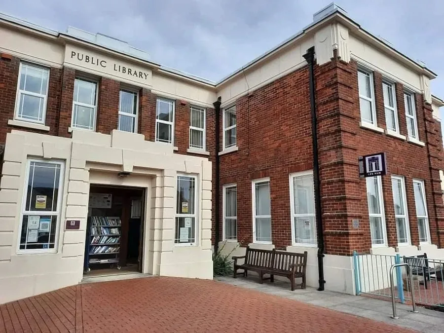 Lee Hub – Independent Community Library